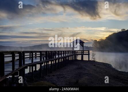 Lever du soleil, le lac Sidney Lanier. Brouillard brumeux sur tourbillonnant la surface du lac en guerre Hill Park. La guerre Hill Park est un grand parc à l'extrémité nord du lac Lanie Banque D'Images