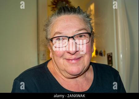 Happy senior woman sitting dans la cuisine. Banque D'Images