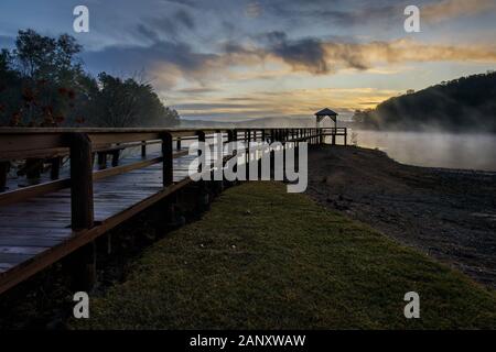 Lever du soleil, le lac Sidney Lanier. Lever du soleil d'automne le long de la jetée en guerre Hill Park. La guerre Hill Park est un grand parc à l'extrémité nord du lac Lanier dans Dawsonvi Banque D'Images