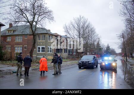 Les enquêteurs de scène de crime et d'agents de police sur les lieux d'un homicide de tir à Detroit, Michigan, USA Banque D'Images