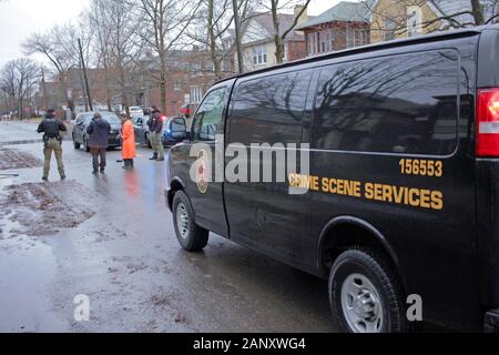 Les enquêteurs de scène de crime et d'agents de police sur les lieux d'un homicide de tir à Detroit, Michigan, USA Banque D'Images