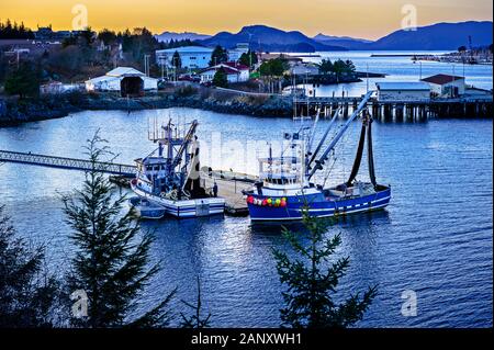 Deux senneurs de pêche commerciale au travail platfrom amarré dans le port de Sitka, Alaska, USA. Banque D'Images