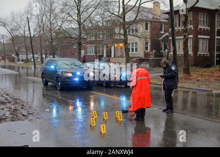 Les enquêteurs de scène de crime sur la scène d'un tournage l'homicide au Detroit, Michigan, USA Banque D'Images