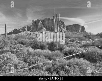 La Superstition Mountain près de Apache Junction et route 88 en Arizona. Banque D'Images