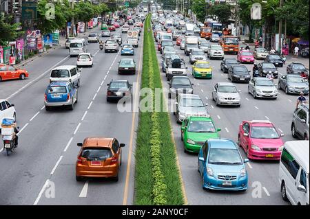 Bangkok, Thaïlande : Vue de dessus sur le trafic le long de Rama IV Road, près de Parc Lumpini, huit voies plein de voitures et camions colorés Banque D'Images