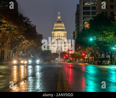 Low Angle View of the Austin Capitol tôt le matin après la tempête de pluie Banque D'Images