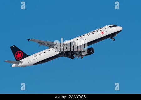 Avion d'Air Canada Airbus A321 (A321-200) corps étroit à couloir unique avion de ligne en vol après le décollage Banque D'Images