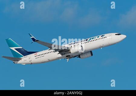 WestJet Airlines avion Boeing 737 (737-800) corps étroit à couloir unique avion de ligne en vol après le décollage Banque D'Images