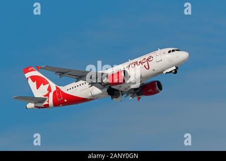 Air Canada Rouge avion Airbus A319 (A321-100) corps étroit à couloir unique avion de ligne en vol après le décollage Banque D'Images