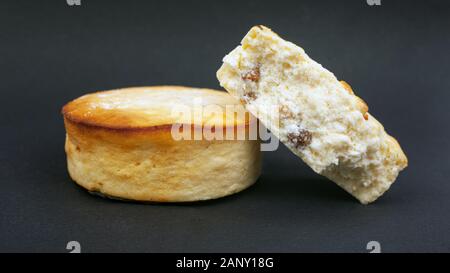 Cassolette de fromage cottage avec raisins secs sur un fond sombre. délicieux cheesecake gâteau dessert close up. Banque D'Images