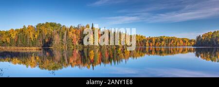 Jour Lac dans la forêt nationale de Chequamegon. Banque D'Images