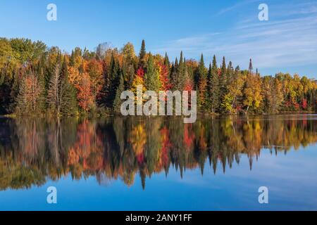 Jour Lac dans la forêt nationale de Chequamegon. Banque D'Images