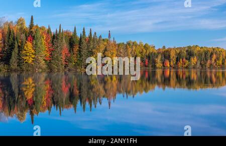 Jour Lac dans la forêt nationale de Chequamegon. Banque D'Images