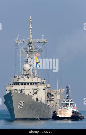 Le HMAS Melbourne (FFG 05) Marie-classe frégate lance-missiles de la Marine royale australienne accostage à Station Pier à Melbourne avec l'aide de Banque D'Images