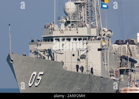 De près de l'HMAS Melbourne (FFG 05) Marie-classe frégate lance-missiles de la Marine royale australienne. Banque D'Images