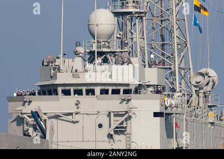 De près de l'HMAS Melbourne (FFG 05) Marie-classe frégate lance-missiles de la Marine royale australienne. Banque D'Images