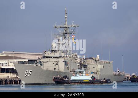 Le HMAS Melbourne (FFG 05) Marie-classe frégate lance-missiles de la Marine royale australienne accostage à Station Pier à Melbourne avec l'aide de Banque D'Images