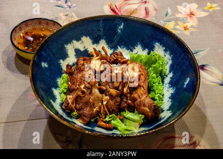 Fried Chicken dans le plat bleu clair avec l'échalote et frites sauce poulet frit sucré. les plus célèbres de la nourriture-Hat Yai Songkhla en Thaïlande. Barre oblique Banque D'Images