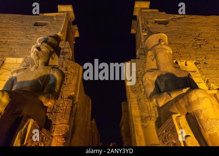 Éclairage sur le premier phylon au crépuscule du soir, Temple de Louxor, Louxor, Egypte, Afrique du Nord, Afrique Banque D'Images