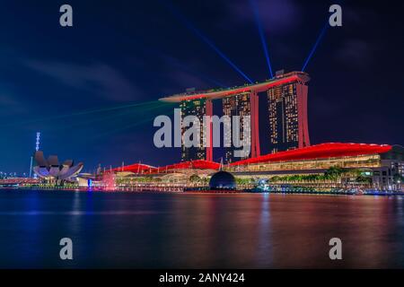 Singapour - Septembre 06, 2019 : Avis de spectres, au sud-est de la lumière et de l'eau montrent à Marina Bay Sands Hotel and Casino après le coucher du soleil Banque D'Images