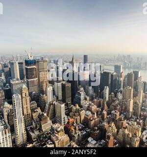 Le lever du soleil du Skyline de Manhattan de la ville de New York, pris de l'Empire State Building, Donne Sur Banque D'Images