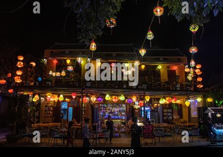 Lanternes traditionnelles suspendues dans les rues de la vieille ville d'Hoi An Banque D'Images