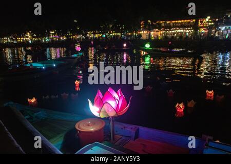 À Hoi An - Vietnam - 2019 août - Lanternes brighting sur la rivière à Hoi An, Vietnam Banque D'Images
