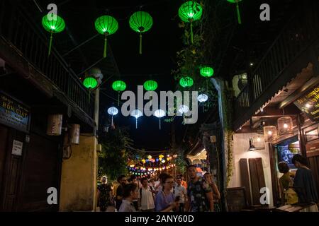 Lanternes traditionnelles suspendues dans les rues de la vieille ville d'Hoi An Banque D'Images