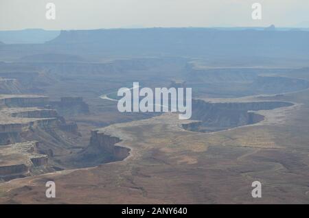 Début de l'été dans l'Utah : vue sur la rive blanche, la tête des Turcs et la rivière verte dans l'île dans le Sky District du parc national des Canyonlands Banque D'Images