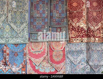 Tapis iranien traditionnel shop dans de vieux grand bazar, situé dans le centre historique de l'Isfahan, Iran Banque D'Images