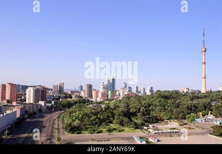 Vue aérienne de maisons d'habitation neuf et tour de télévision de Pyongyang, Pyongyang, Corée du Nord (RPDC). Vue à partir de la de l'Arc de Triomphe Banque D'Images