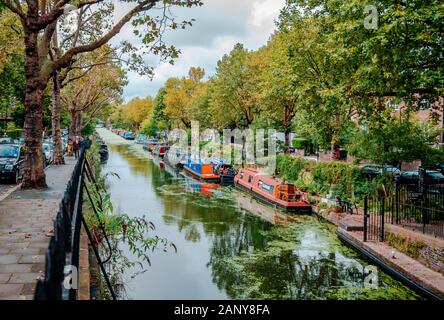 Le canal Grand Union à Little Venice, Maida Vale, Paddington, Londres, avec des bateaux étroits. Banque D'Images