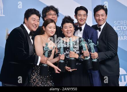 Los Angeles, USA. 19 Jan, 2020. Song Kang-Ho, alors directeur du parc du barrage, Bong Joon-ho, Jeong-Eun Lee, Woo-sik Choi, et sun-kyun Lee 070 dans la salle de presse de la 26e assemblée annuelle des Screen Actors Guild Award au Shrine Auditorium à Los Angeles le 19 janvier 2020 à Los Angeles, CA : Crédit Tsuni/USA/Alamy Live News Banque D'Images