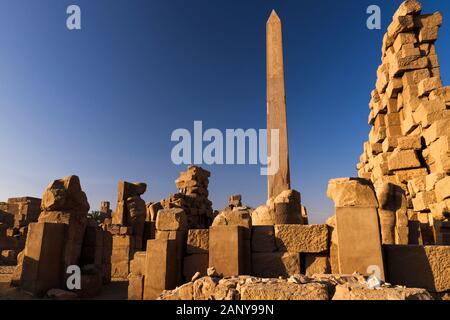 Obélisque et décombres en pierre, tôt le matin, Temple Karnak, Louxor, Egypte, Afrique du Nord Banque D'Images