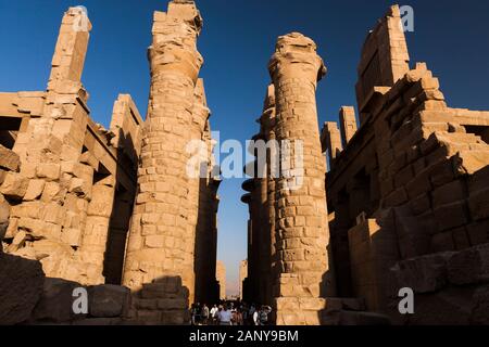 Colonnade De La Grande Salle Hypostyle, Temple Karnak, Louxor, Egypte, Afrique Du Nord Banque D'Images