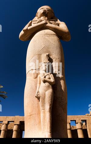 Temple de Karnak, statue colossale de Panejem à grande cour, Louxor, Egypte, Afrique du Nord, Afrique Banque D'Images