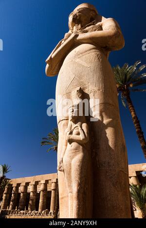 Immense statue du Panejem du second pylon, Temple Karnak, Louxor, Egypte, Afrique du Nord Banque D'Images