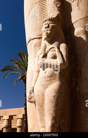 Petite statue à l'immense pied de Panejem, deuxième pylon, temple de Karnak, Louxor, Egypte, Afrique du Nord, Afrique Banque D'Images