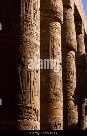 Temple de Karnak, Grande salle hypostyle, énormes colonnes de pierre avec relief, Louxor, Egypte, Afrique du Nord, Afrique Banque D'Images