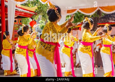 Danse traditionnelle de cérémonie à Vihara Dharmayana - temple bouddhiste chinois (Kongco Kuta ou Kongco Leng Gwan Kuta) à Kuta, Bali, Indonésie. Banque D'Images