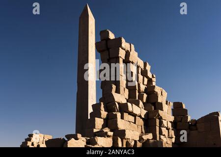 Obélisque et décombres en pierre, Temple Karnak, Louxor, Egypte, Afrique du Nord Banque D'Images