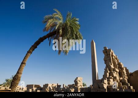 Obélisque et décombres en pierre, Temple Karnak, Louxor, Egypte, Afrique du Nord Banque D'Images