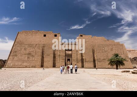 Medinet Habu, Temple mortuaire de Ramsès III, Entarance, premier pylône, Louxor, Égypte, Afrique du Nord, Afrique Banque D'Images