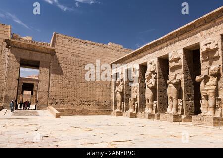 Medinet Habu, Temple mortuaire de Ramsès III, Cour, Louxor, Egypte, Afrique du Nord, Afrique Banque D'Images