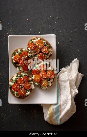Bruschettas végétariens, tomates grillées, recette de bruschetta italienne, italien traditionnel, légumes croustillants, fromage italien, tomates rôties Banque D'Images