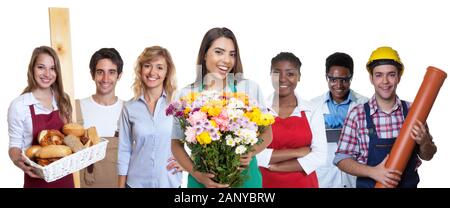 Marchande de fleurs d'Amérique latine de rire avec groupe d'apprentis isolé sur fond blanc pour découper Banque D'Images