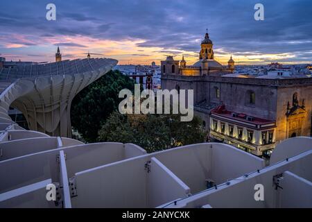 Séville, Espagne - l'église de l'annonciation comme vu de champignons Sevilla Banque D'Images