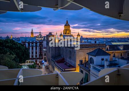 Séville, Espagne - l'église de l'annonciation comme vu de champignons Sevilla Banque D'Images