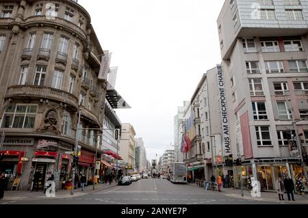 Berlin, Allemagne - 20 décembre 2019 : visite de personnes célèbre Checkpoint Charlie à Berlin. Pendant la guerre froide, c'était le meilleur passage connu de Berlin Wa Banque D'Images