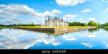 Château de Chambord, château royal français médiéval et la réflexion. Vallée de la Loire, France, Europe. Site du patrimoine de l'Unesco. Banque D'Images